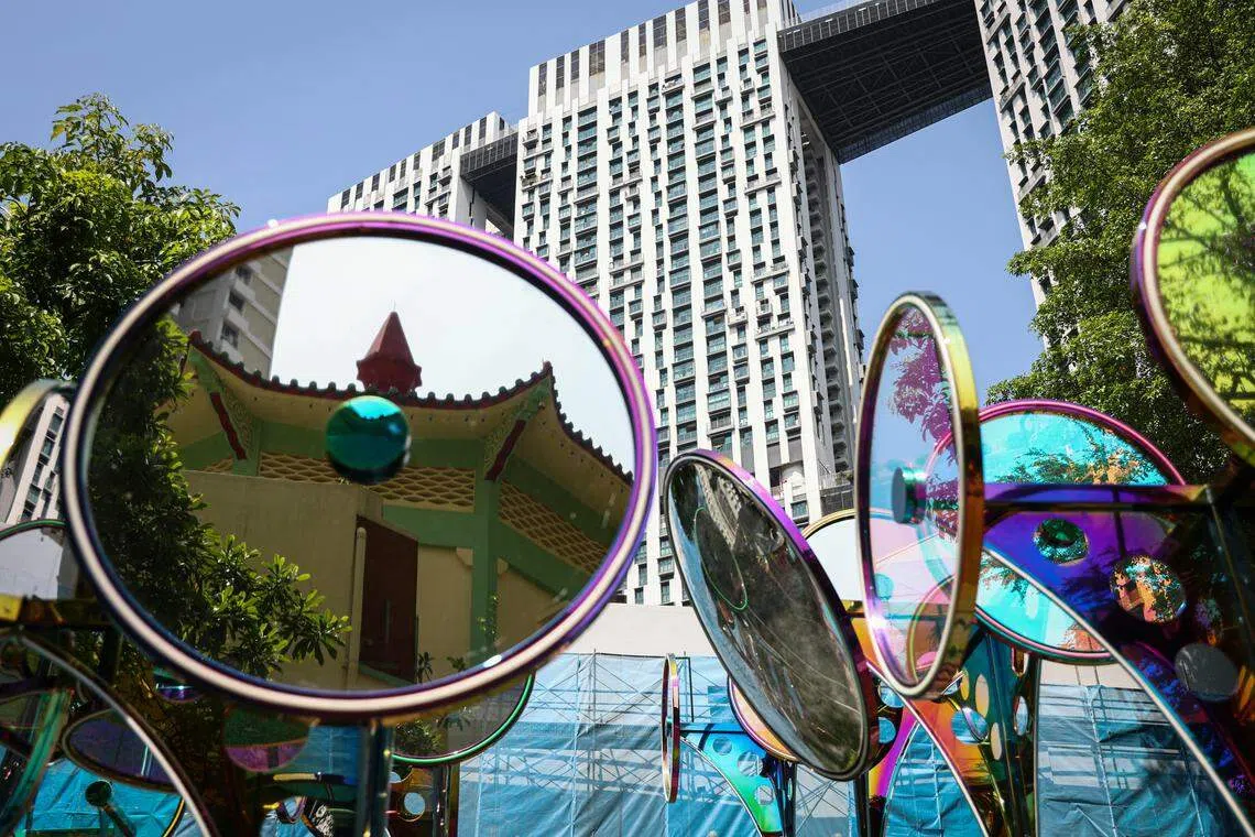 Space Objekt设计工作室的装置，镜面对照新与旧。（李健玮摄）