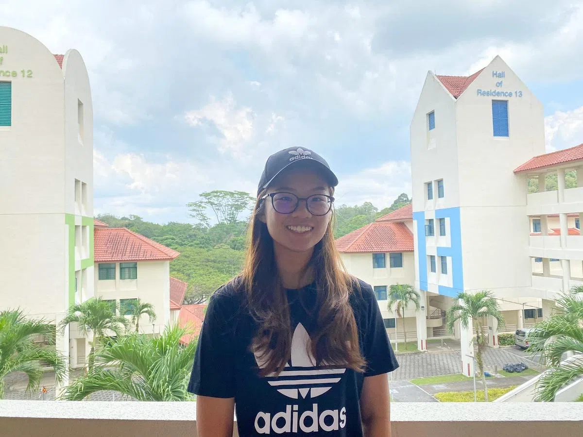 邓薪萤在中国浙江传媒学院上了一年的网课后，决定退学回到新加坡南洋理工大学读书。（受访者提供）