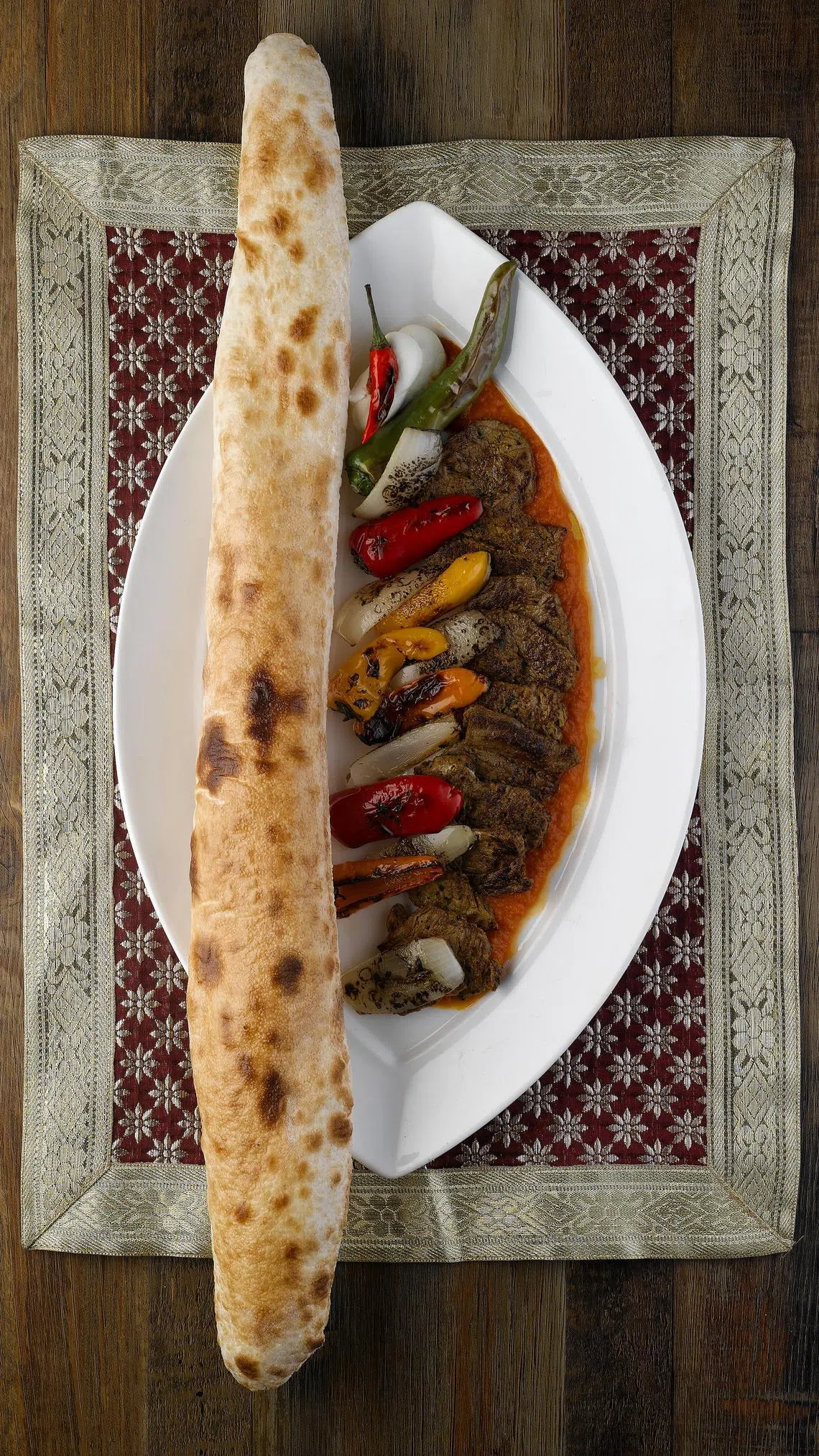 Pistachio Middle Eastern & Mediterranean Grill的招牌菜伊斯坎达尔烤肉（İskender kebap）。（餐馆提供）
