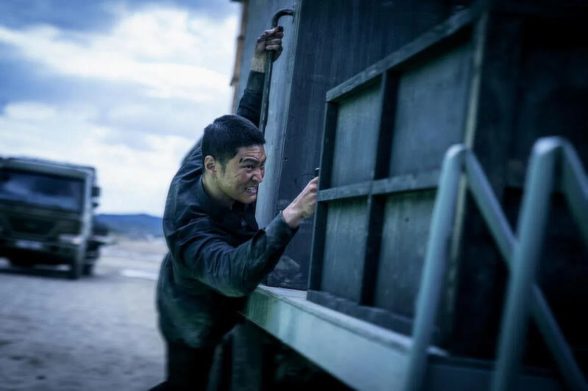 周元在片中有许多惊险动作戏，他坚持亲自上阵。（Netflix提供）