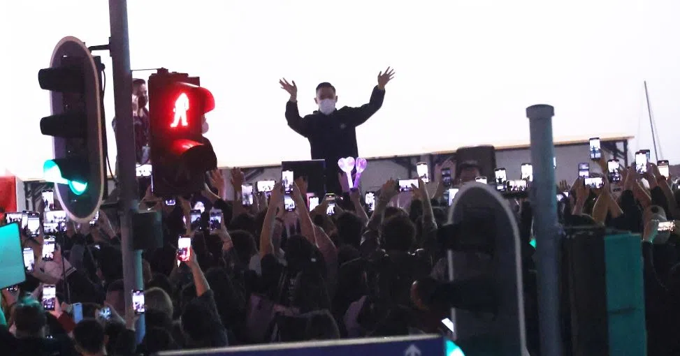 演唱会后，张学友到后台和粉丝们挥手道别。（互联网）