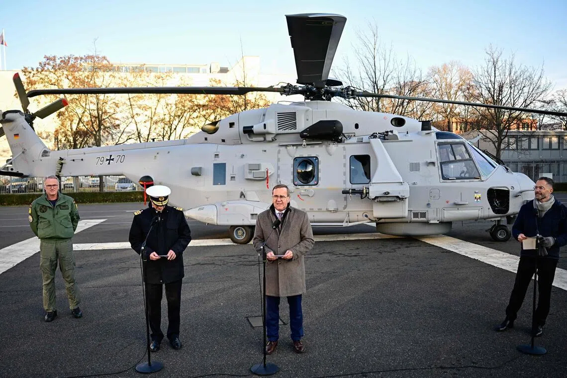德国防长皮斯托利斯（左三）与海军参谋长卡克（左二）去年12月在柏林国防部正式接收首架海虎反潜直升机，标志着德国海军的航空作战能力迈入新时代。按计划，德国将接收30架海虎直升机。（法新社）