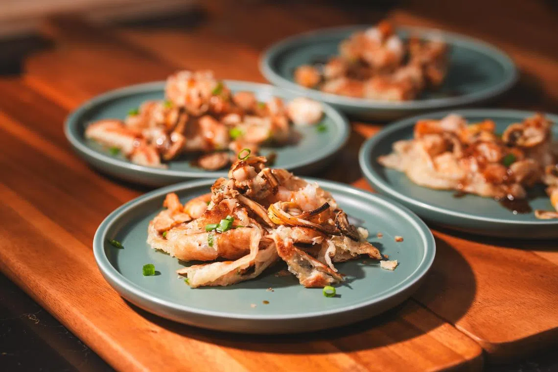 自助餐台也提供葱油甩饼。（餐馆提供）