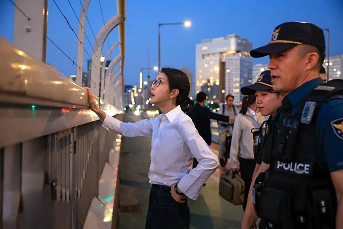 韩国第一夫人金建希2024年9月10日在首尔汉江麻浦大桥向麻浦警察署人员了解自杀求助电话“生命热线”的运营情况。警方为她实施交通管制，引发公众不满，有人批评她“宛如总统视察”。（韩国总统办公室）