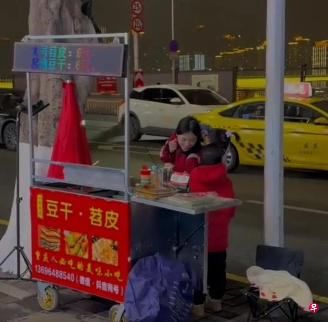 重庆女子直播卖烧烤为先心病儿子筹医药费一天获30万人民币| 联合早报