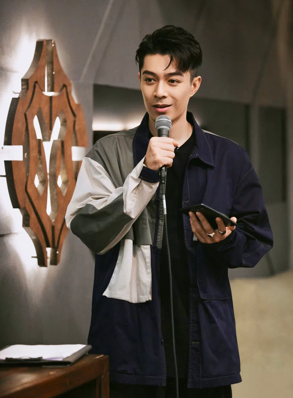 周柏豪2022年参加《披荆斩棘第二季》受访时，妙喻节目中哥哥们说话的节奏语速像5G，自嘲是3G追不上。（取自微博）