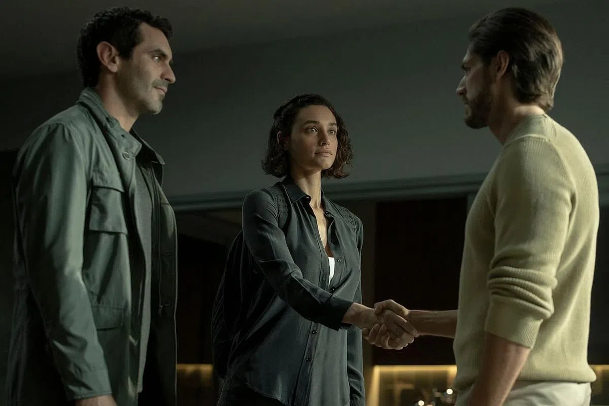 《偷窥狂小姐》的安图内斯（左起）把丹博拉介绍给罗德里格斯以为后者处理电脑事宜。（Netflix提供）