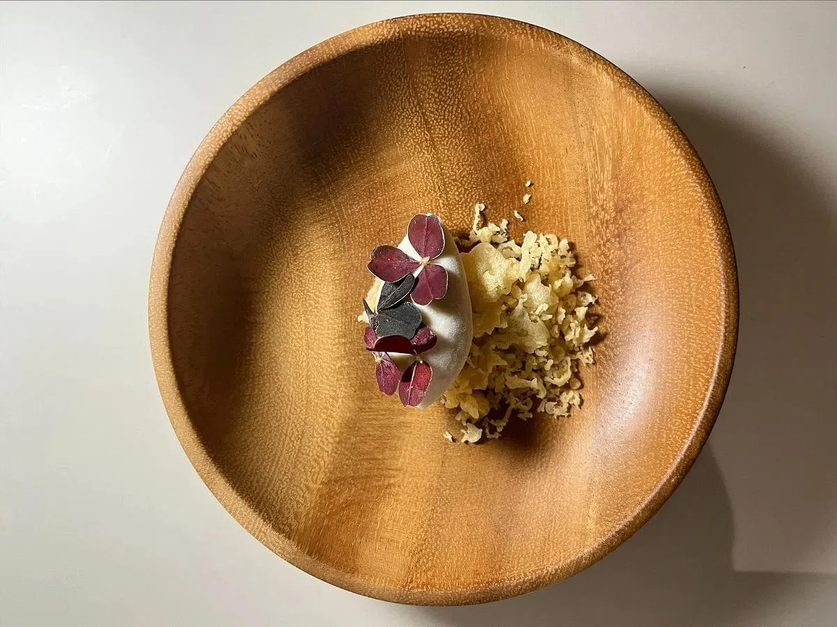 甜点厨师苏慧珊的最新盘式甜点之一，以炸香蕉为灵感。（照片由受访者提供）