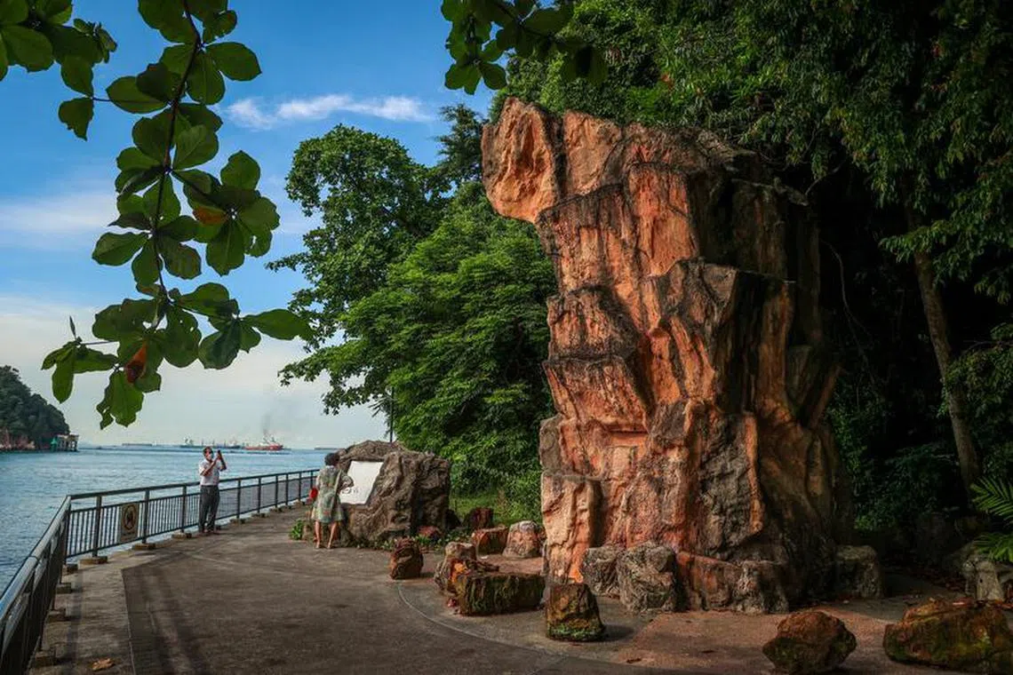 到拉柏多公园，能找得到一个象征性的龙牙门复制品，它在几年前刚刚翻新修复。