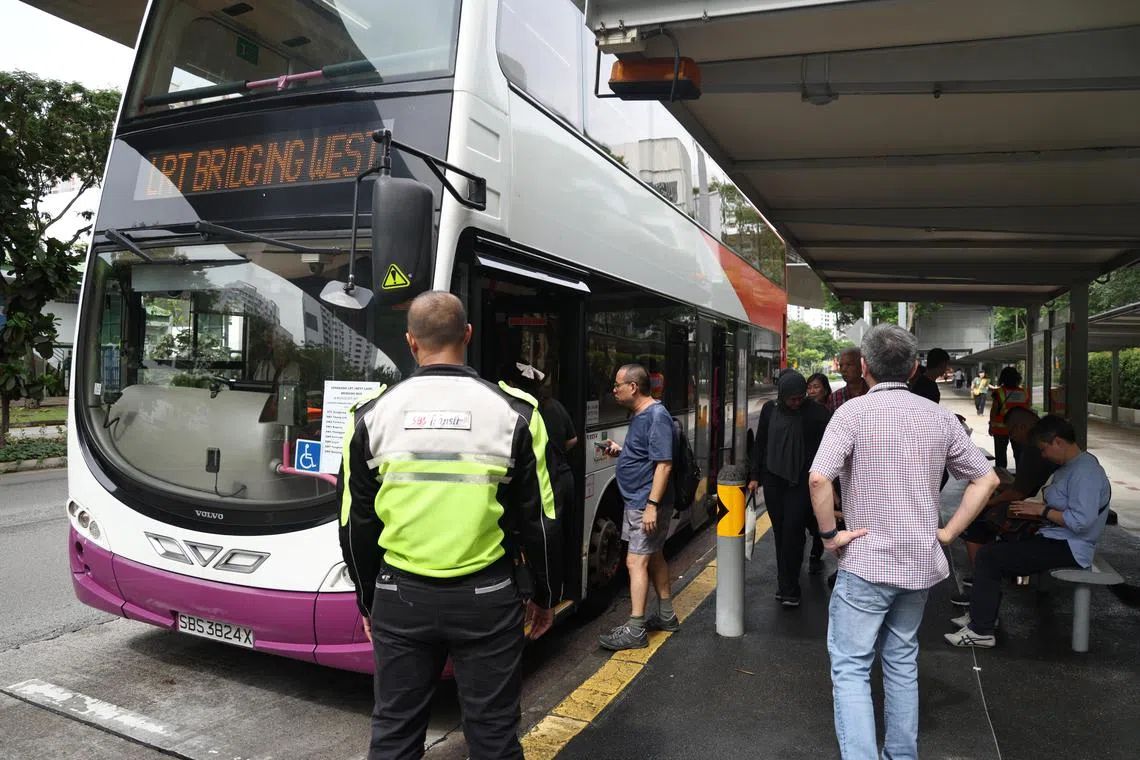 因电力故障，全线列车服务中断，新捷运已在沿线的特定巴士站，启动免费接驳巴士。（郑一鸣摄）