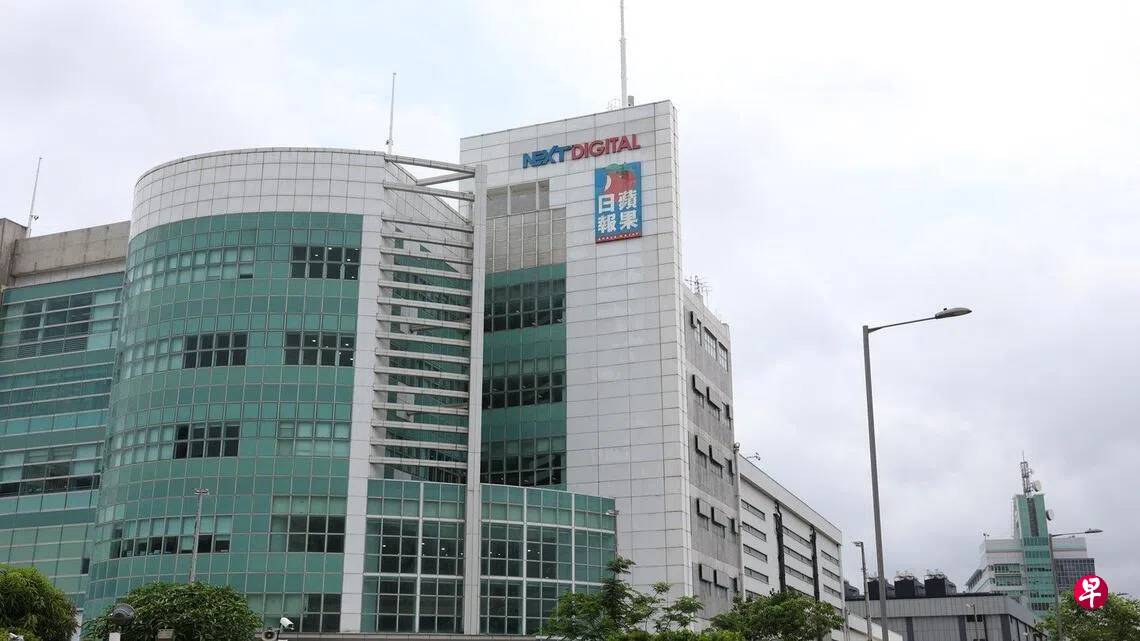 在网络时代，香港的媒体机构要回到昔日的光辉时期几乎无望，眼下整个行业仍处于寒冬期，距离见到曙光恐怕还有一段颇长的道路要走。图为《苹果日报》大楼，该报因涉嫌违反国安法而于2021年6月停刊。 （互联网）