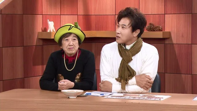 陈鸿（右）在节目中与失智症妈妈可爱互动。（互联网）