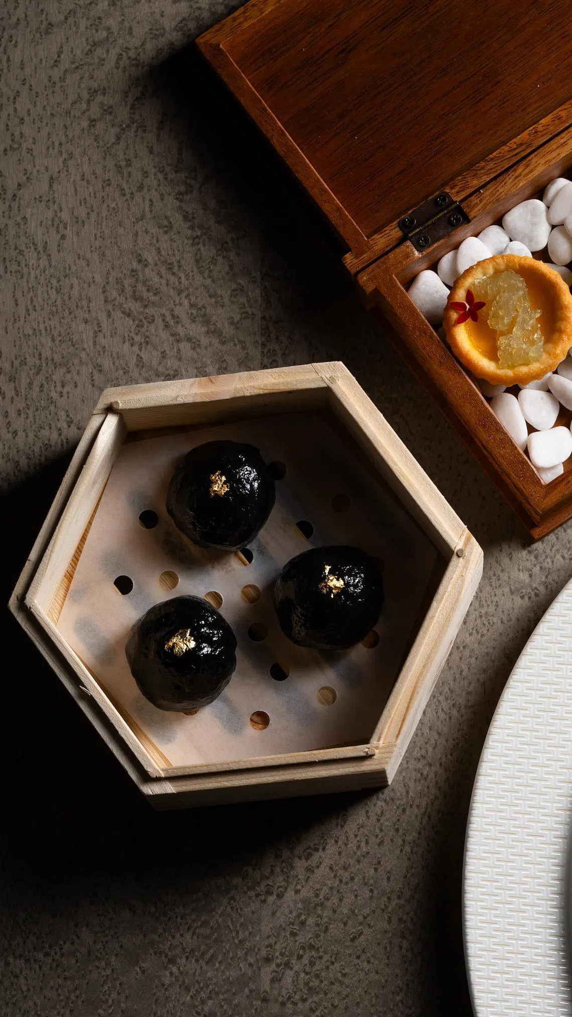 制成圆球的猪脚冻，创作灵感来自餐馆名字“黑珍珠”。（餐馆提供）