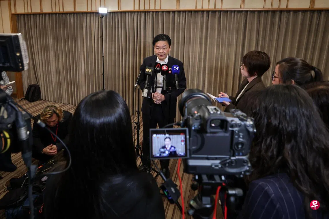 黄循财总理（中）在结束对日本的访问前，接受新加坡随行媒体访问。针对中日关系，他说：“新加坡既是中国的朋友，也是日本的朋友，我们希望双方继续保持对话，最终找到化解分歧的办法。” （叶振忠摄）