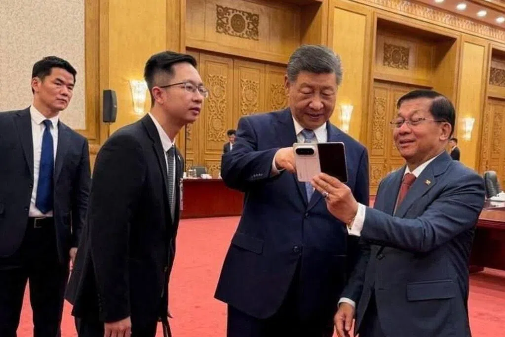习近平再赠外国元首中国手机 送敏昂莱华为最新款折叠机