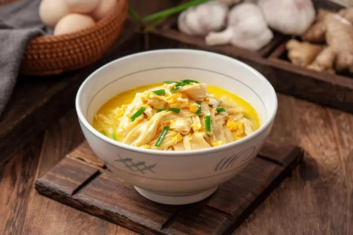 农耕记的鲜腐皮焖鸡蛋，软嫩香滑。（餐馆提供）