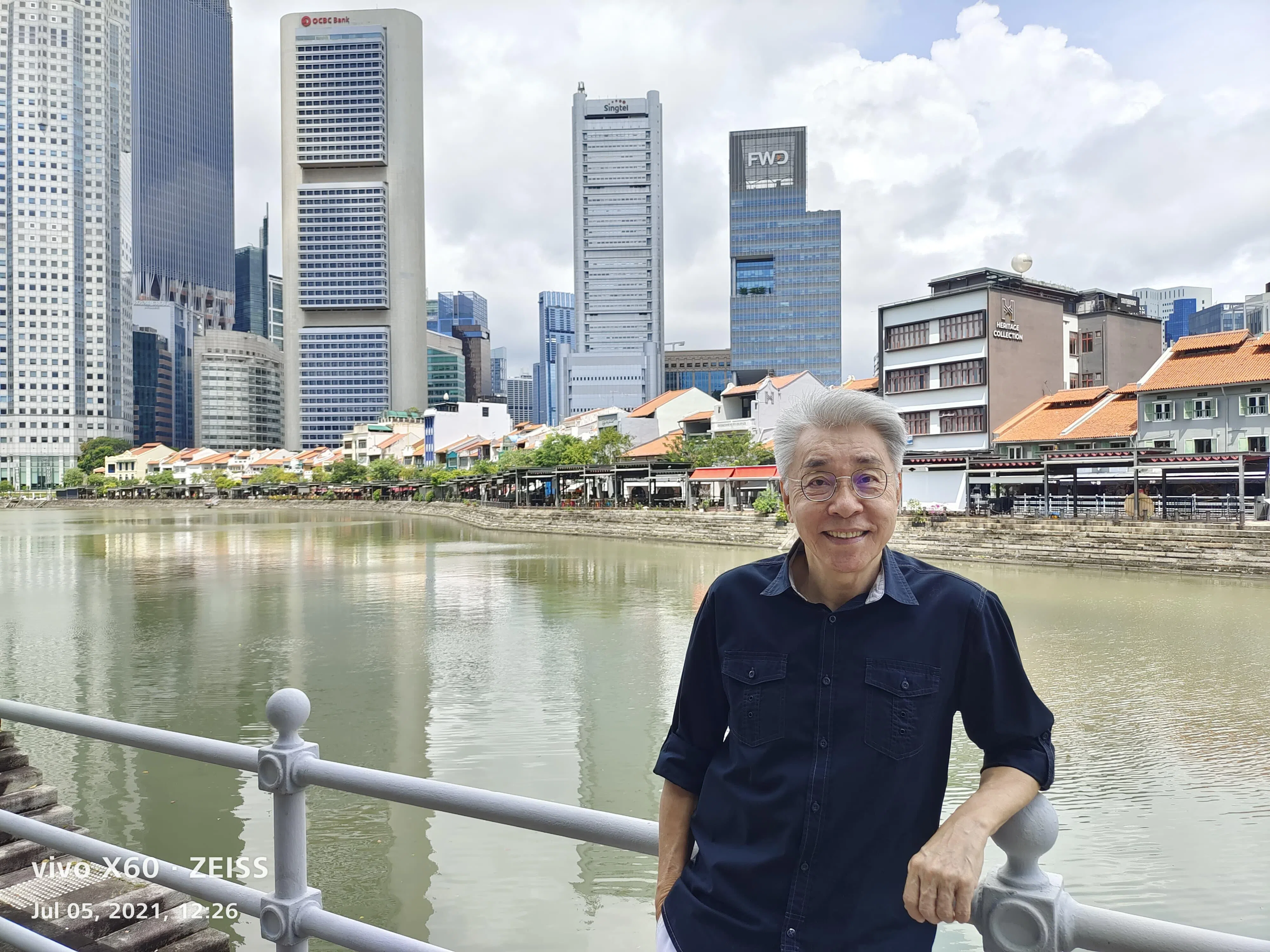 陈澍城在新加坡河前留影，后面那段河，是童年游泳的地方。（受访者提供）