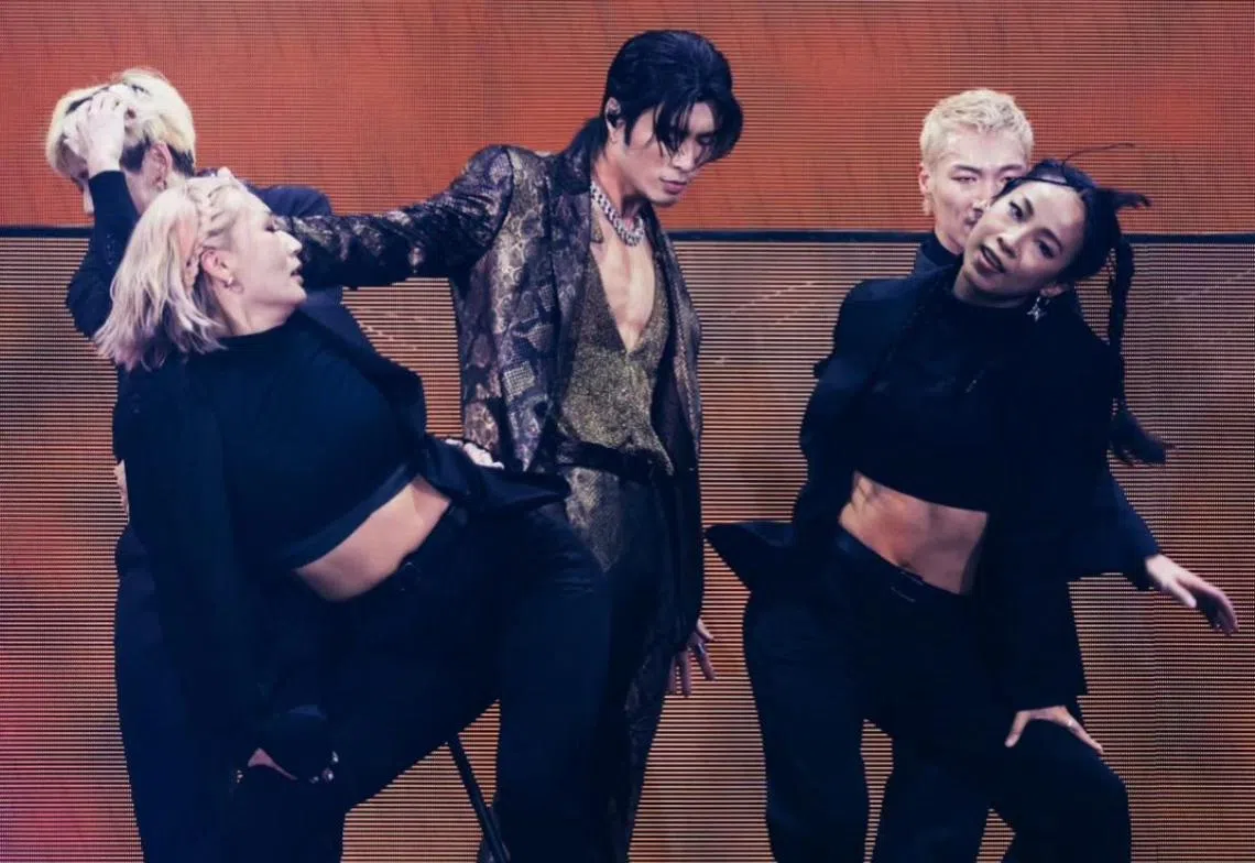 周殷廷（中）首次举办个人演唱会，5月曾在九龙湾国际展贸中心开唱。（取自艺人IG）