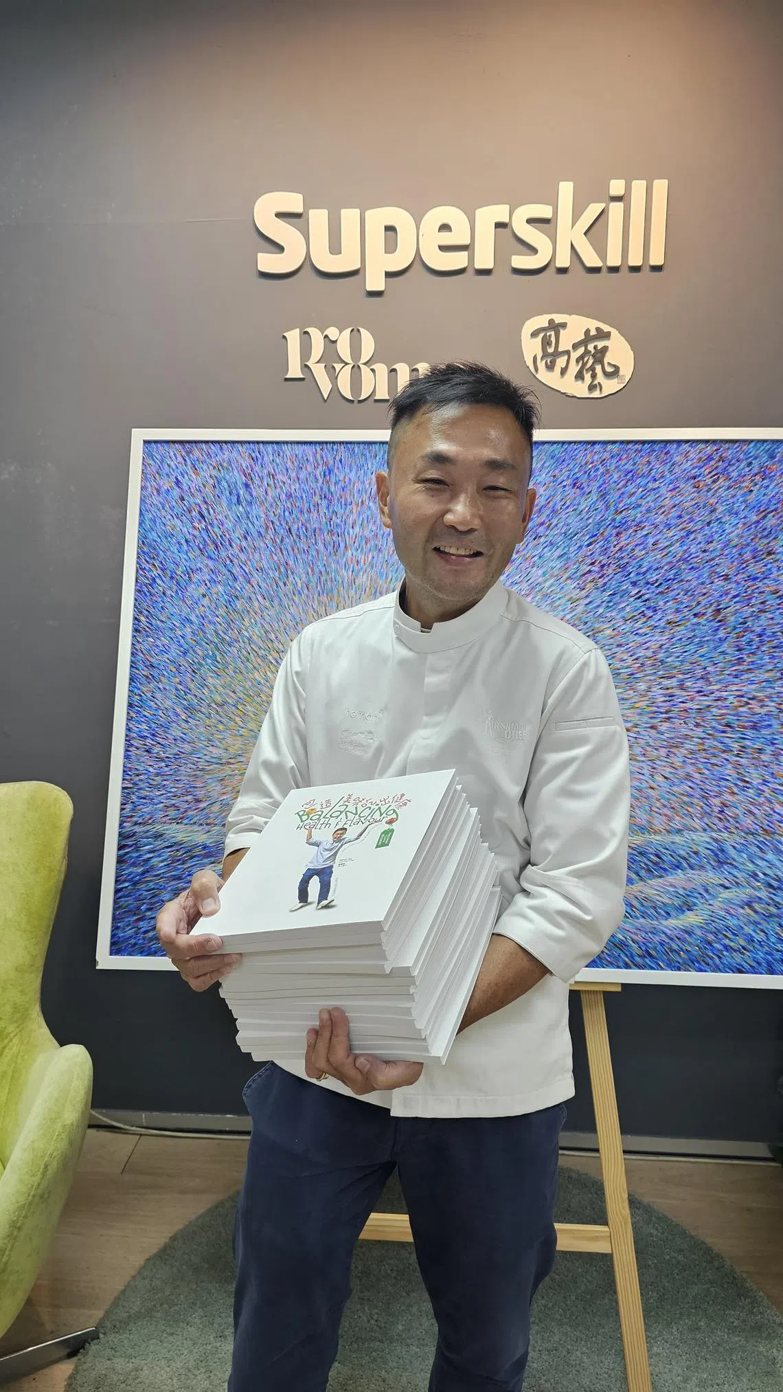 陈喜明患阅读障碍，但无阻出书，他刚出版第七本书《创造美味吃出健康——植物性美食篇》。（受访者提供）