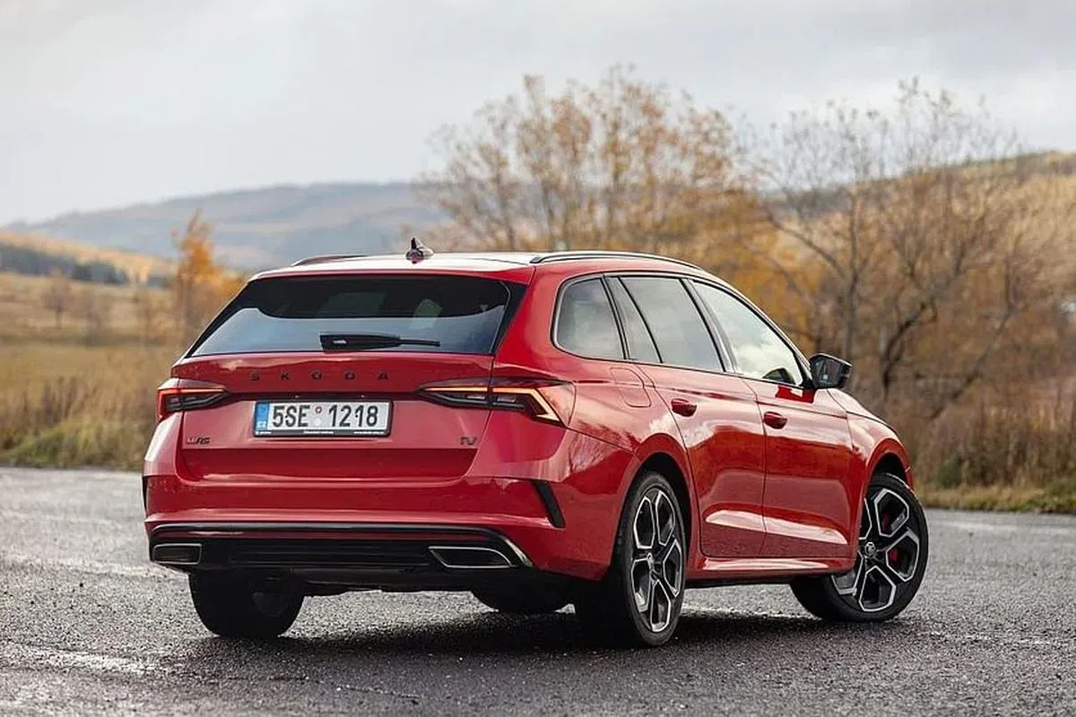 Combi RS动感元素从车前延伸到车尾，后端有一锋利的后保险杠，带有梯形排气装置，有别于普通版Combi。（照片由车商提供）