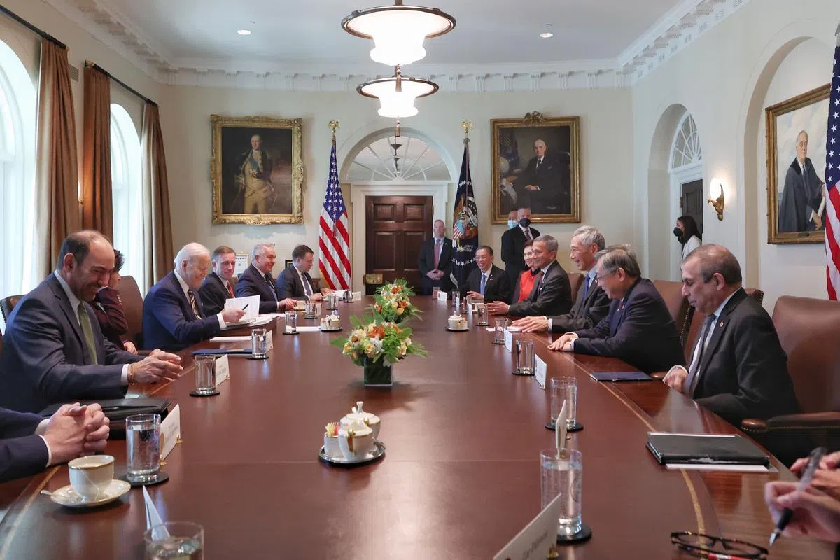 我国总理李显龙（右三）与美国总统拜登（左四）会谈。我国外长维文（右四）、贸工部长颜金勇（右二）、通讯新闻部长杨莉明（右五），我国驻美大使米尔普里（右一）和外交部常任秘书池伟强（右六）一同参加会谈。（新闻及通讯部提供）