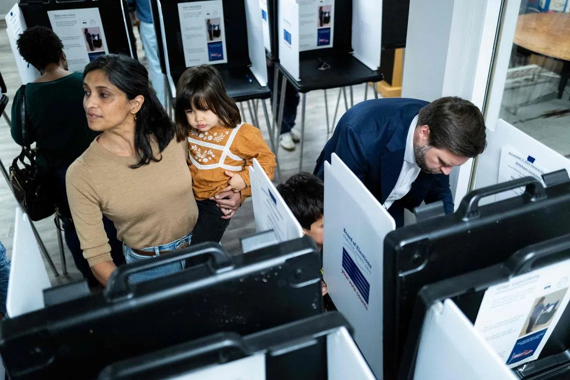 特朗普的竞选搭档、副总统候选人万斯和他的妻子乌莎于11月5日带着子女到投票站填写选票。（法新社）