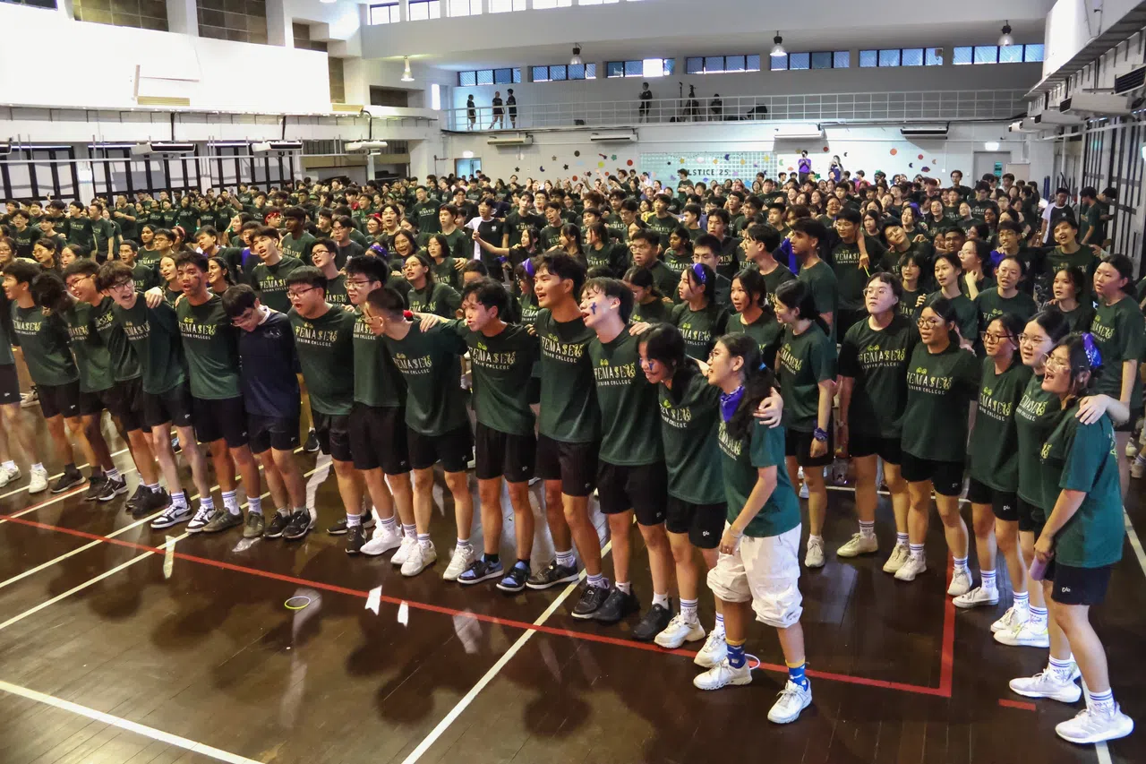 “Rave”环节的尾声，熟悉的校歌在礼堂回荡，所有人随节奏摇摆，齐声合唱。（淡初资讯通信学会雷佳凝摄）