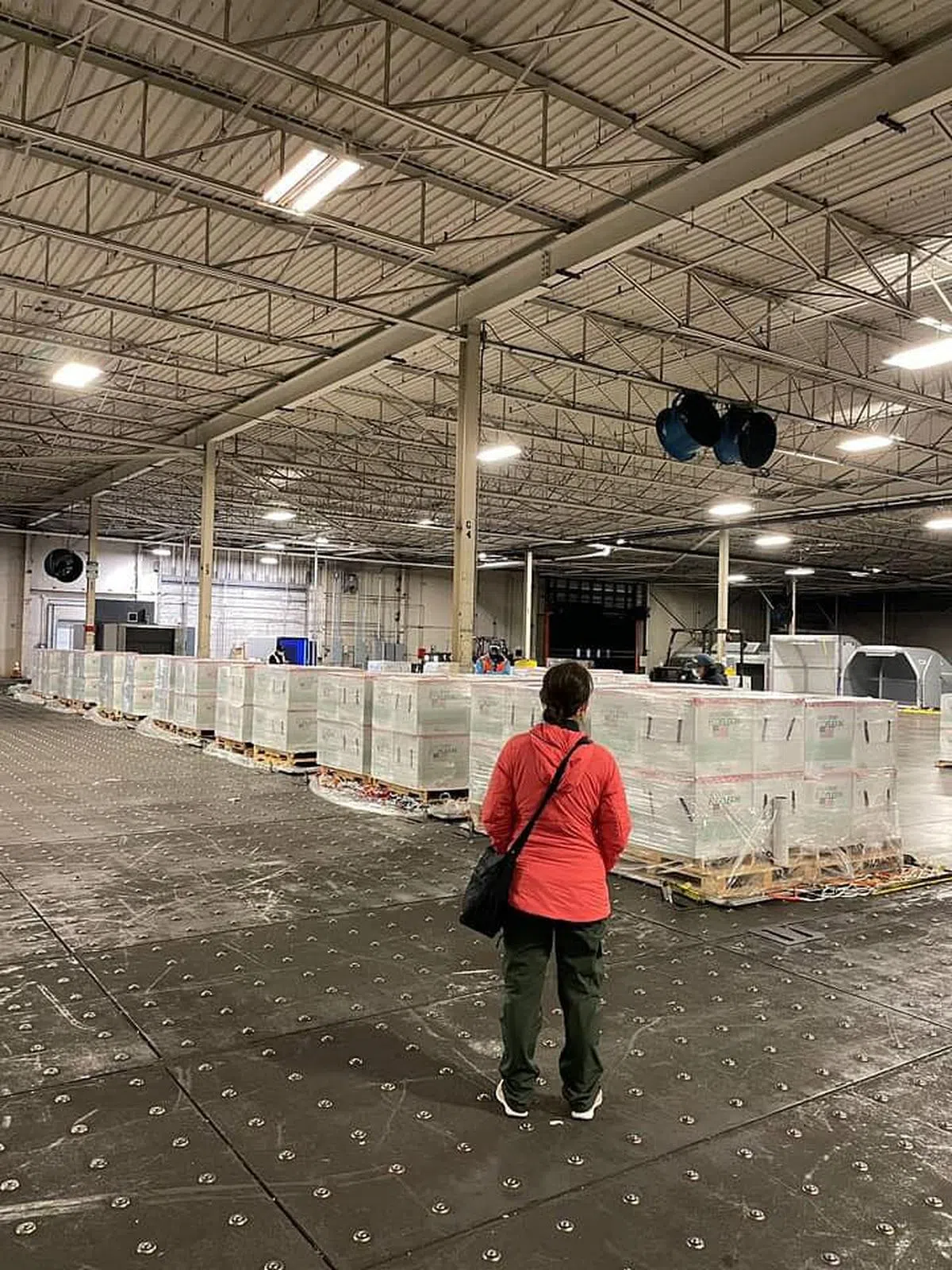 萧美琴参观疫苗仓储配送作业。（萧美琴面簿）