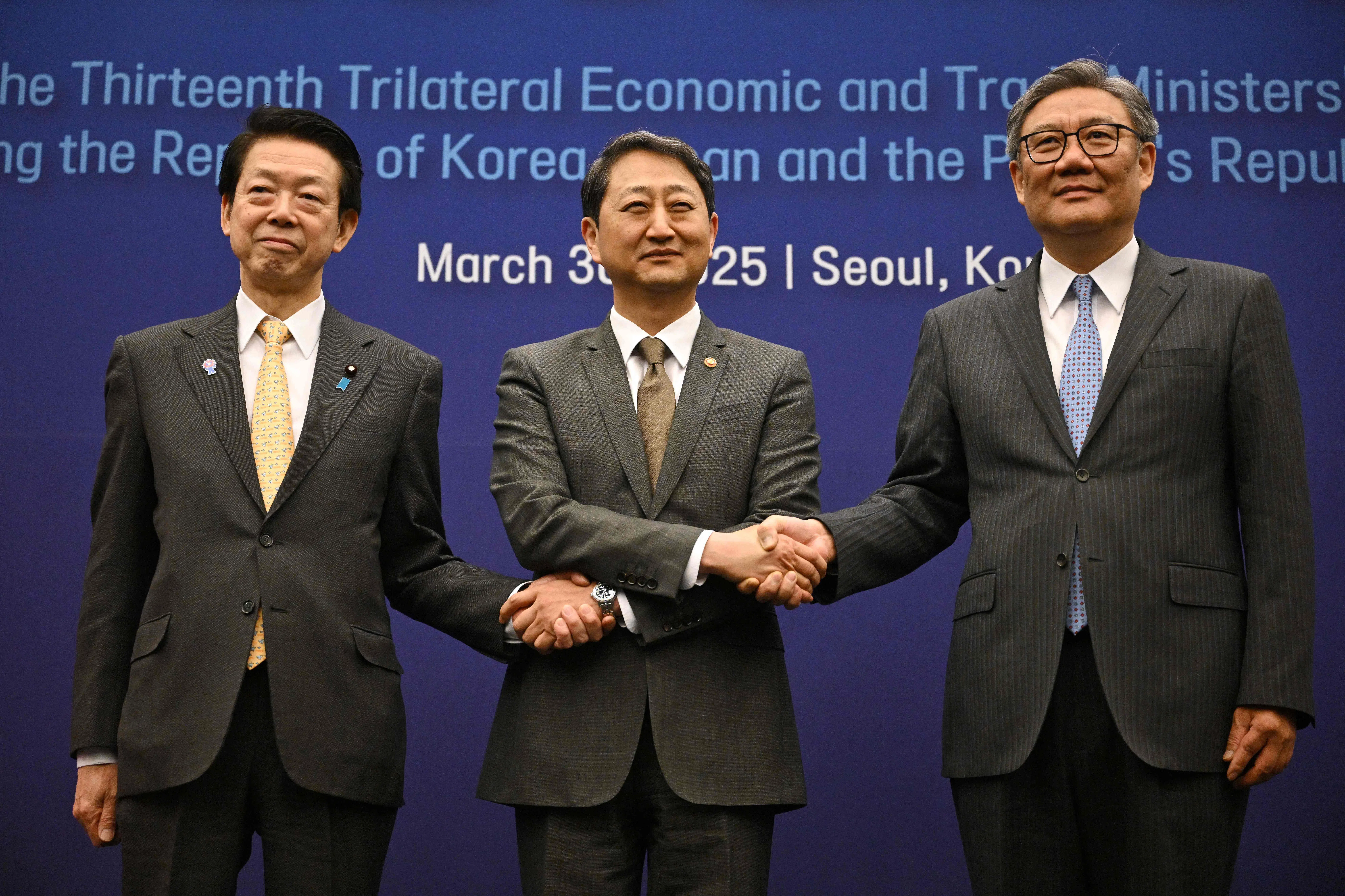 过去一个月，中日在经贸方面的相关洽谈持续进行，例如中日韩经贸部长会议在3月底恢复以加快自贸协定谈判。右起为中国商务部长王文涛、韩国产业通商资源部长安德根和日本经济产业部长武藤容治。（法新社档案照片）