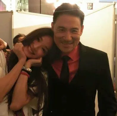 舒淇（左）22岁首见偶像时的羞涩。（互联网）