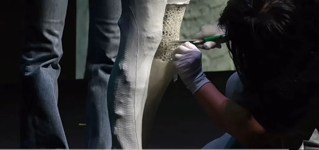 小鹏星期四（11月6日）晚就“全新一代IRON机器人是否内藏真人”等质疑再次回应，并在机器人IRON通电运行状态下，现场剪开其腿部复盖件，公开展示内部的机械结构。（互联网）