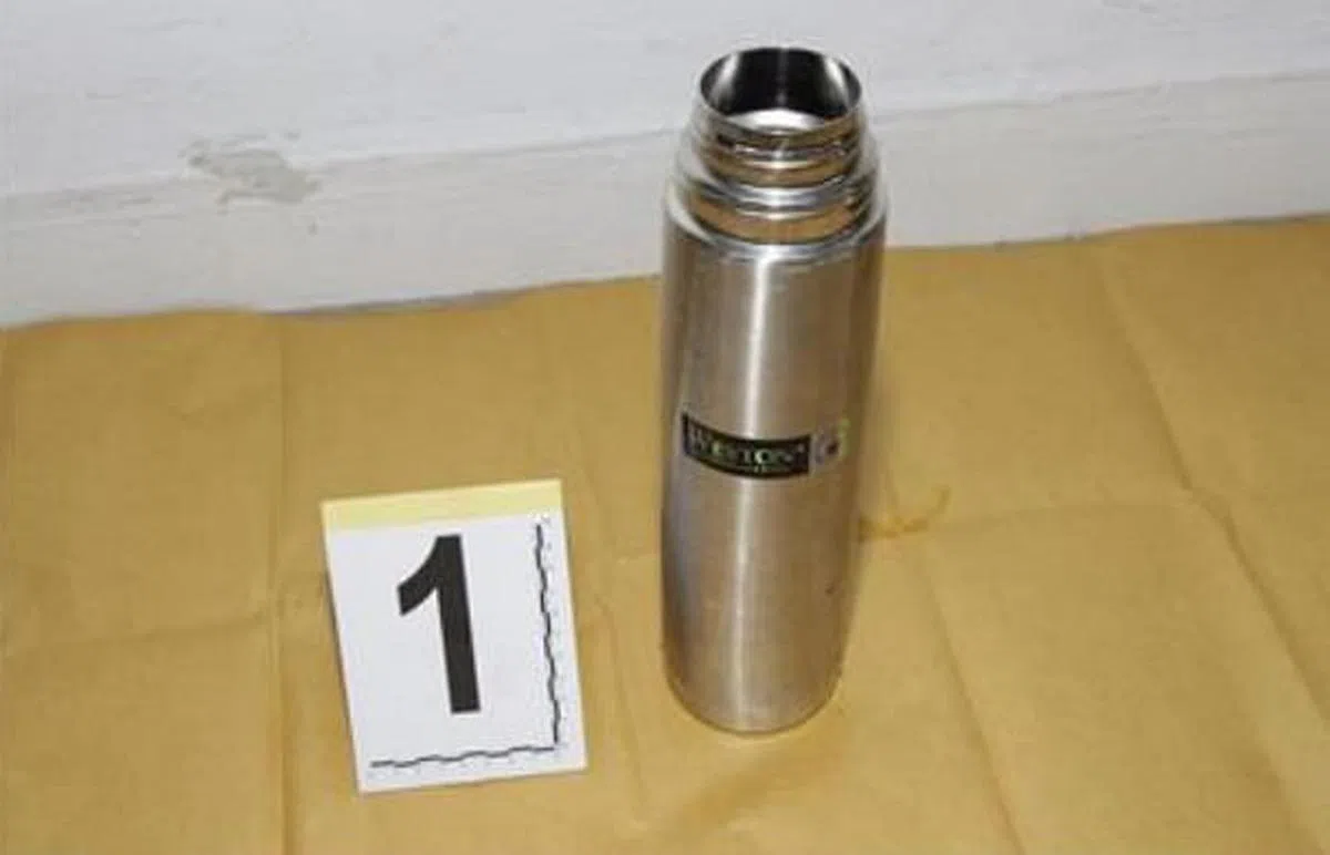 警方在案发现场附近寻获肇事女子使用的热水瓶。（警方提供）