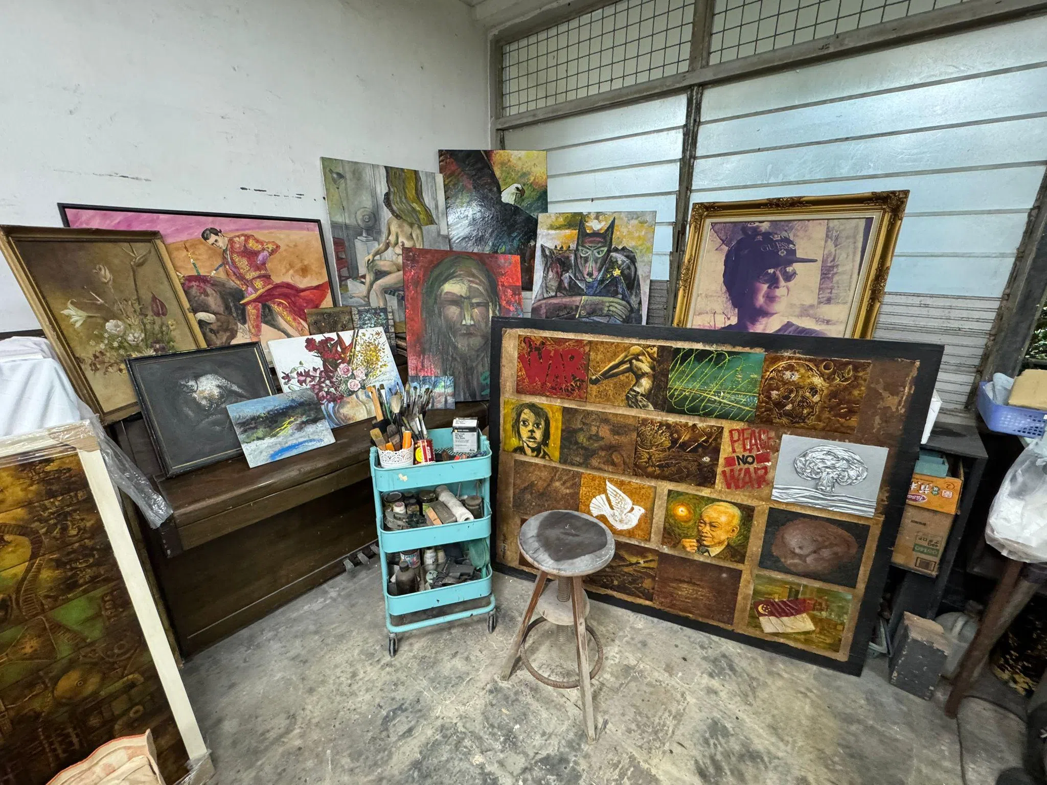 丘瑞福遗作一部分在其古楼画室展出。（丘艺才提供）
