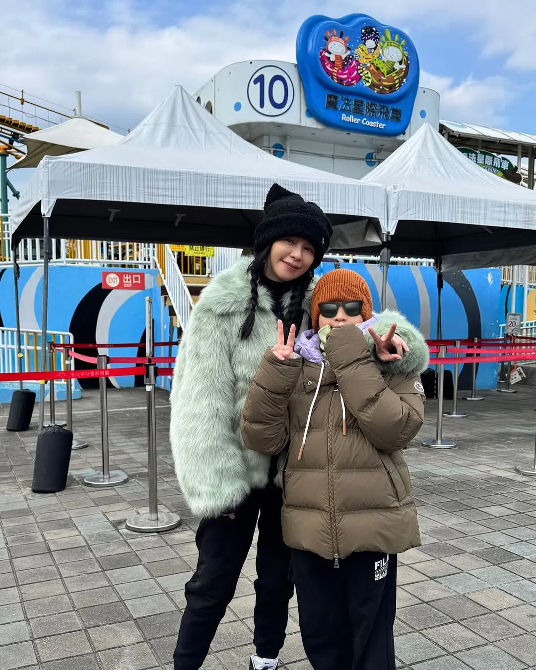 徐若瑄（左）和儿子到乐园游玩。（取自徐若瑄IG）