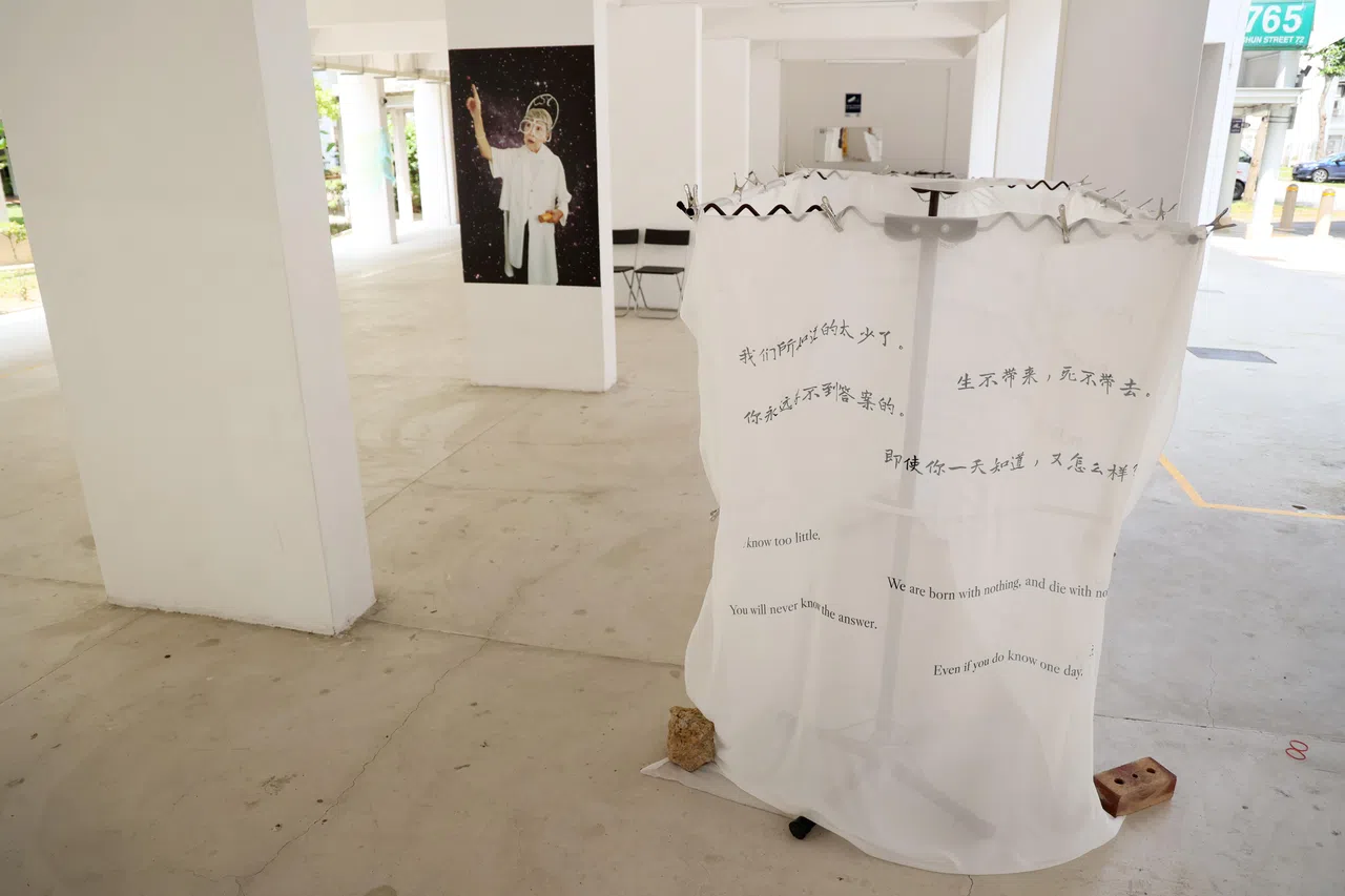 无论是艺术展或电视节目、报章上报道的事件，都能成为一个契机，让人们与家人展开关于死亡的对话。图为在义顺养生村＠765举办的艺术展“tides潮”。（龙国雄摄）