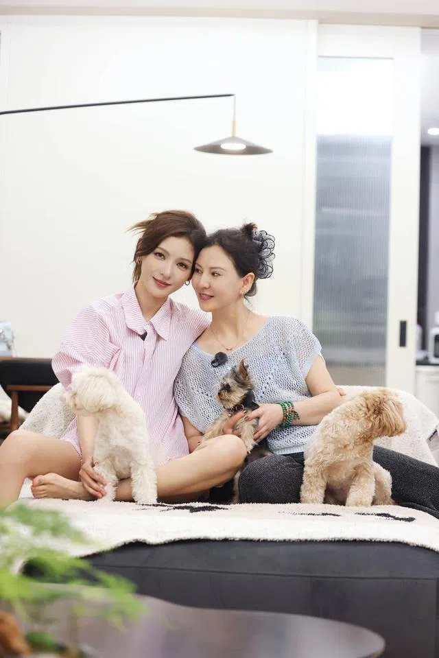 张予曦（左）和妈妈上节目展示温馨母女情。（互联网）