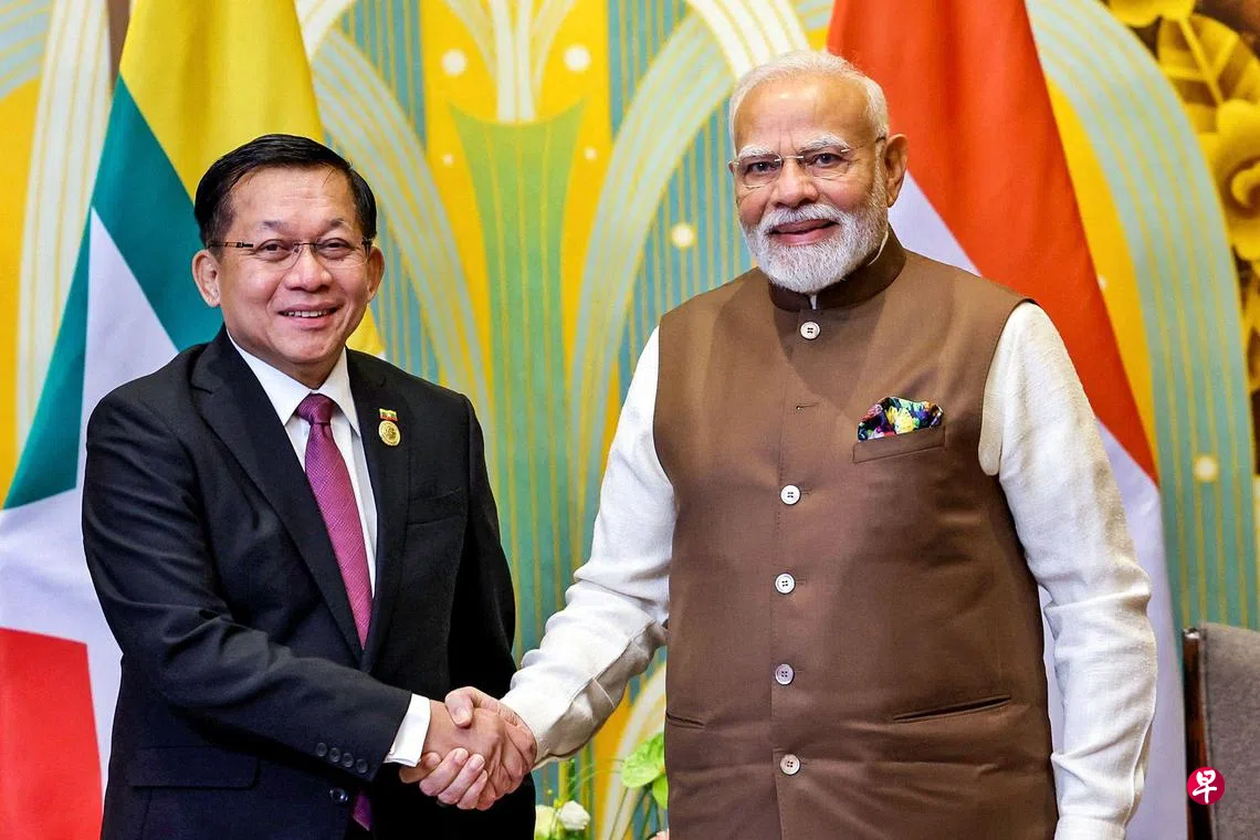 8月31日，印度总理莫迪（右）和缅甸军政府领导人敏昂莱在天津举行的上海合作组织峰会期间的双边会晤中握手。 （法新社）