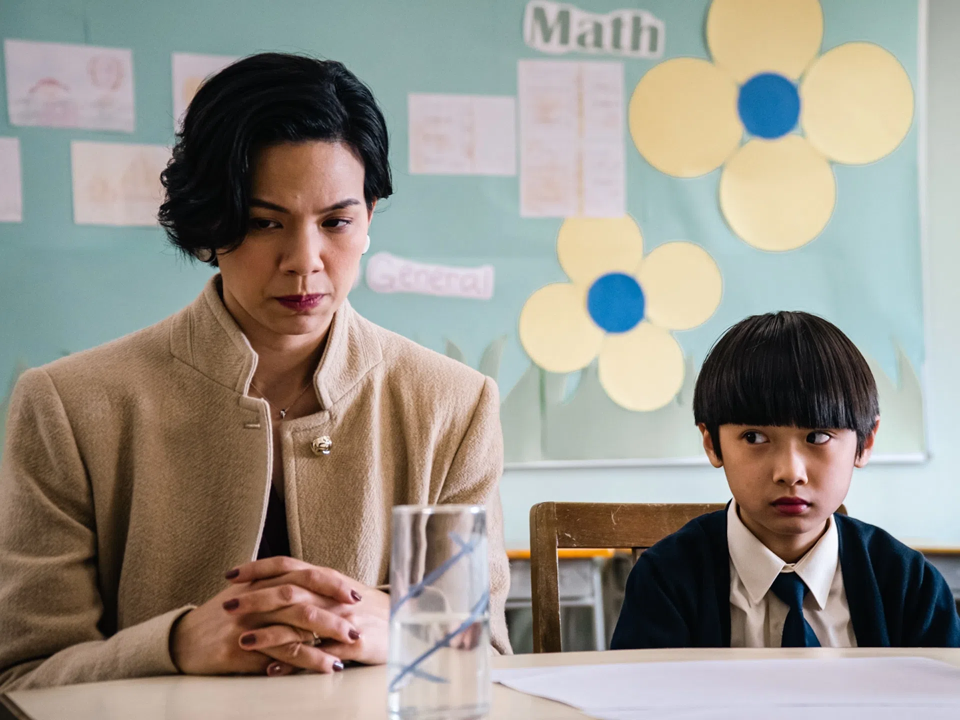 韦罗莎（左）在《年少日记》中饰演懦弱的虎妈。（互联网）