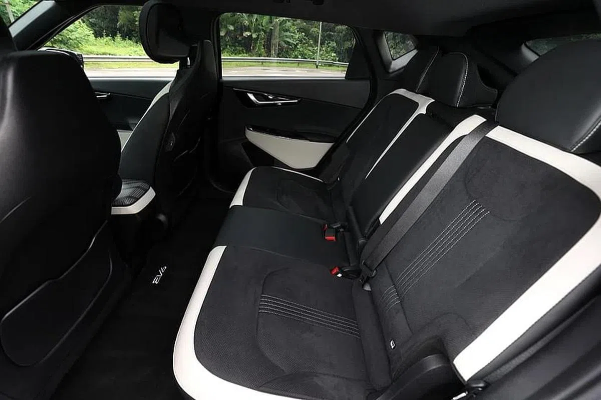 后座有冷气出风口，头部和腿部空间充裕。（梁麒麟摄）