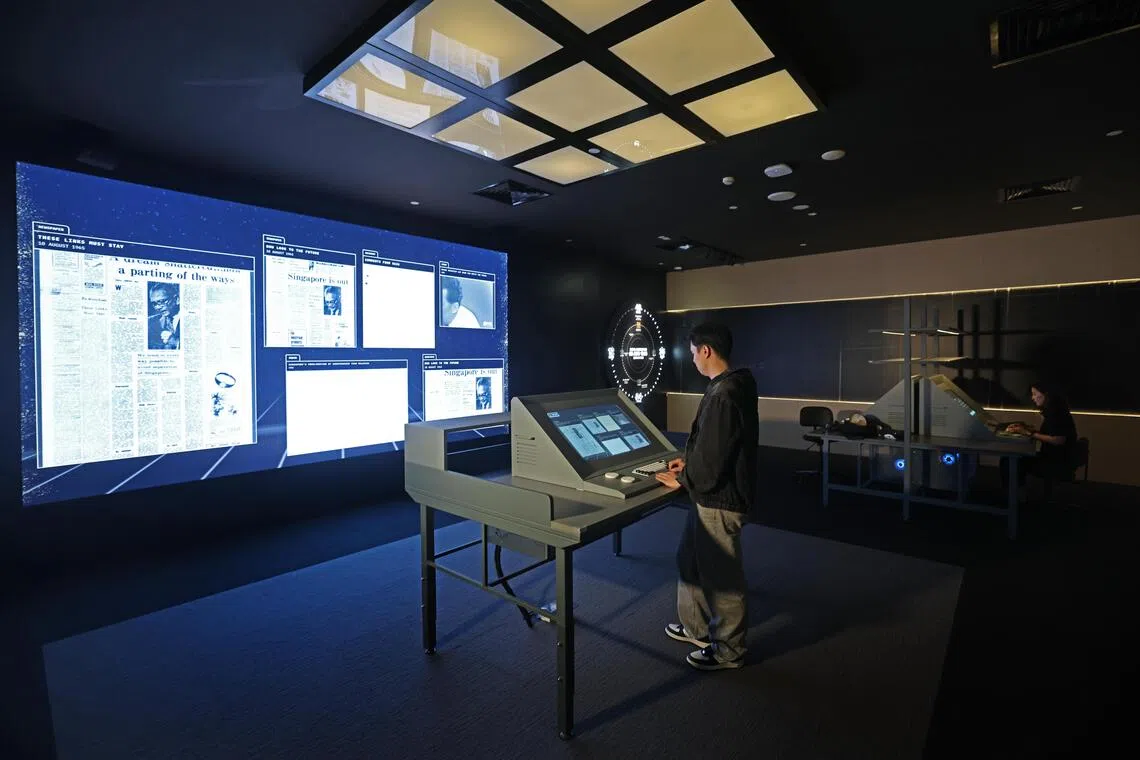 “《信天翁档案》：解密独立史”展览开设的“聊天书”（CHATBOOK）展区，让访客与由生成式人工智能驱动的聊天服务互动，就有关新马分家历史提问，进一步了解相关历史。（陈渊庄摄 ）