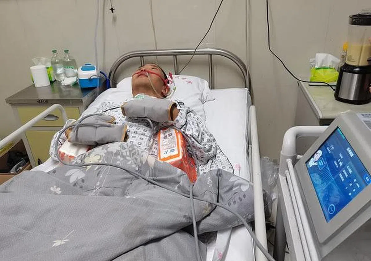 耿彦飞在今年3月15日仍近乎植物人状态，他已经在病床上躺了近11个月。（新京报）