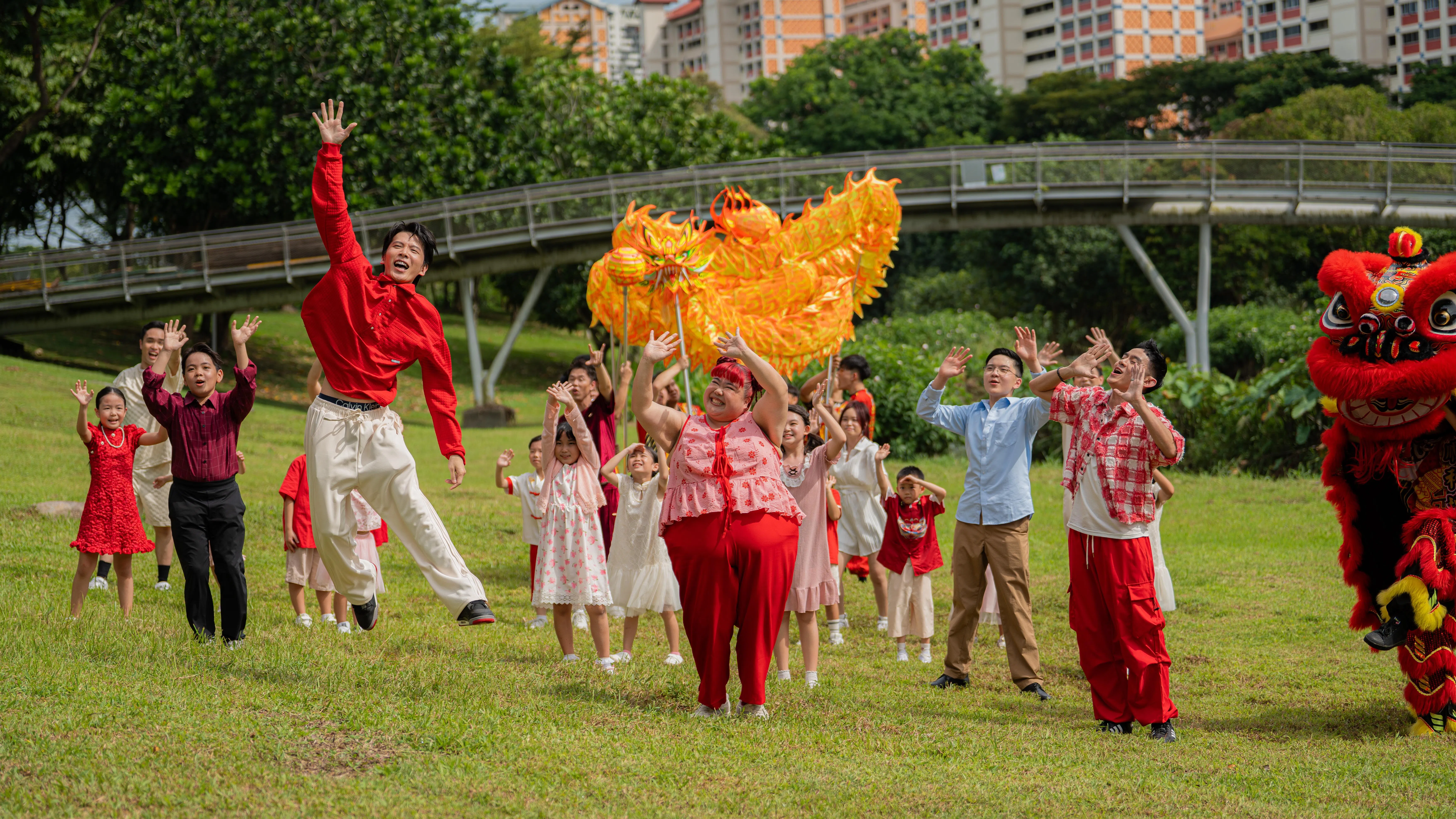 “怪咖”与孩子们在片场欢乐群舞。（陈彦维提供）