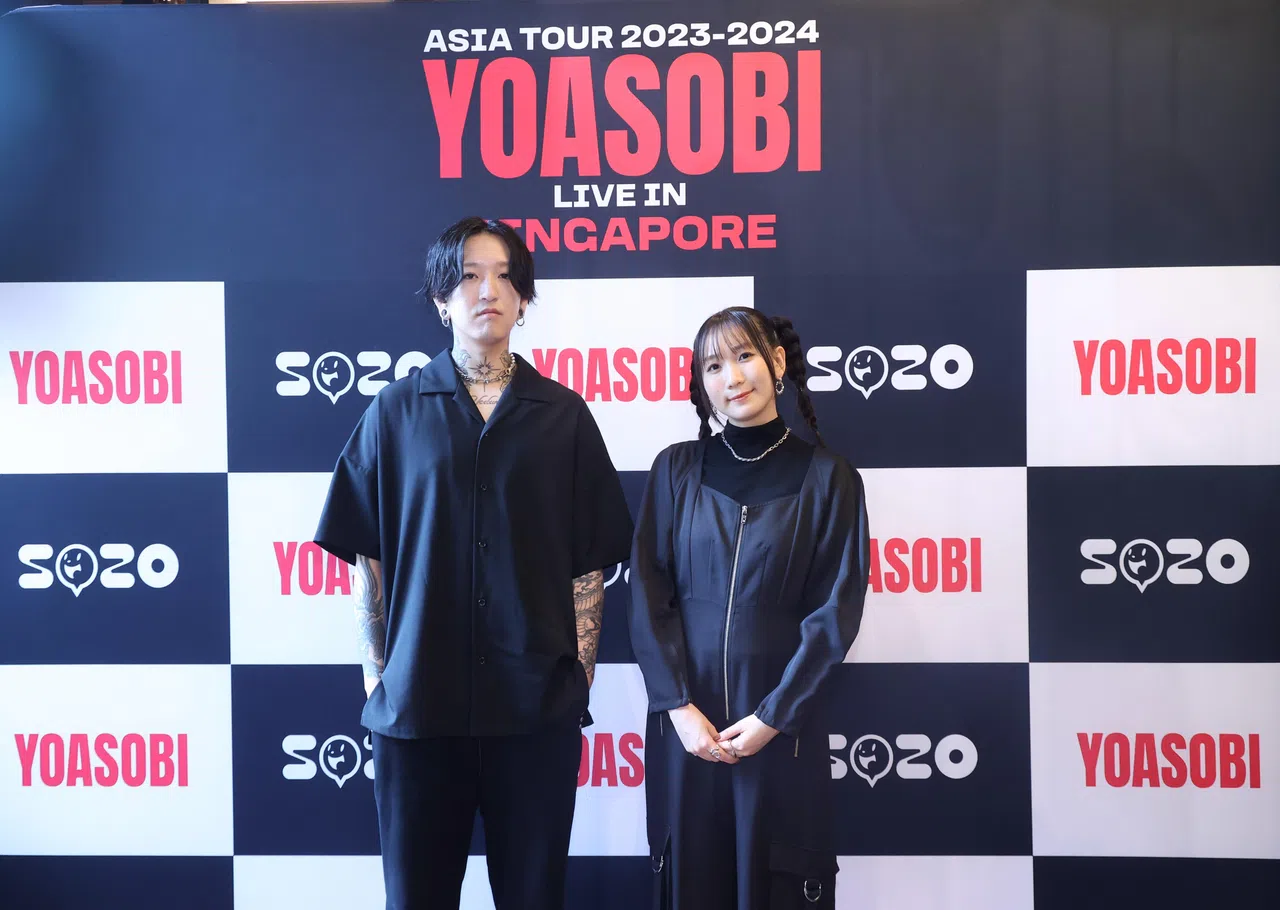Ayase（左）笑说自己最想躺在酒店床上放松。Ikura则说自己会按摩或保养嗓子，为其他公演做准备。（唐家鸿摄）