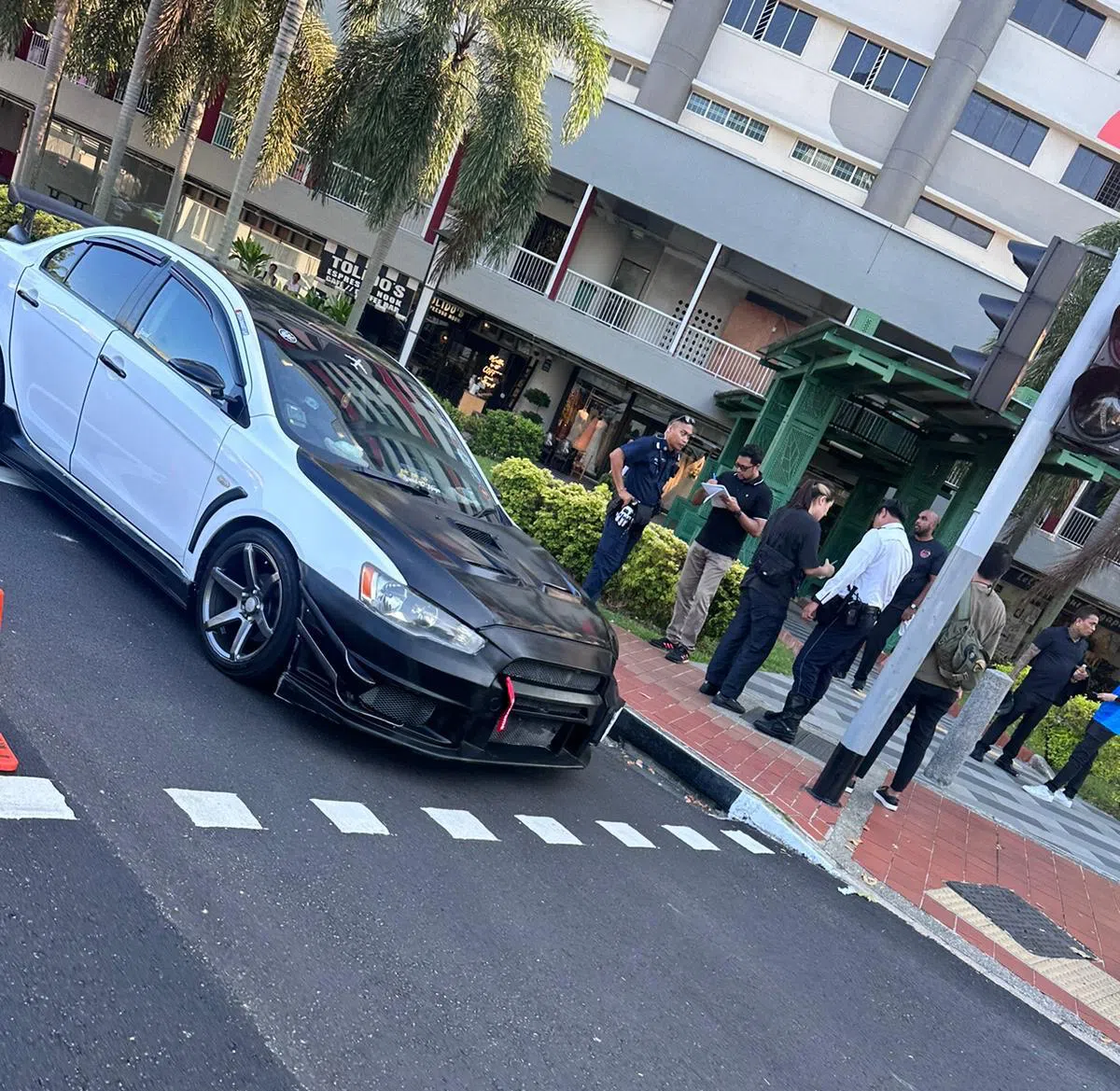 现场停着一辆黑白色汽车。 （读者提供）