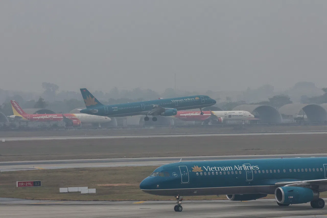越南河内內排国际机场周五雾霾笼罩。（路透社）