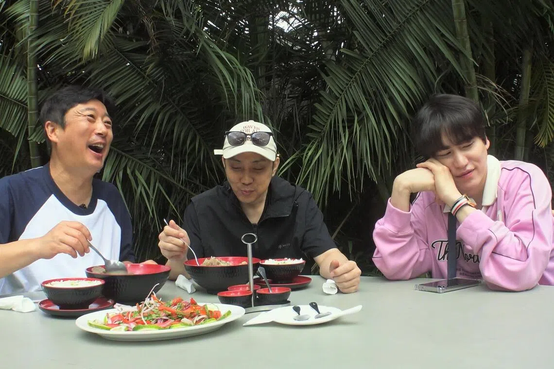 李寿根（左起）和殷志源在节目中开心用餐，唯独输了游戏的圭贤必须挨饿。（Netflix提供）