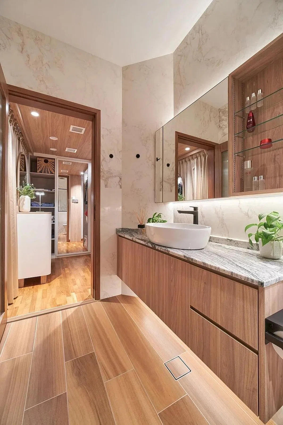 主卧室的浴室简约明亮。（萧文杰提供图片）