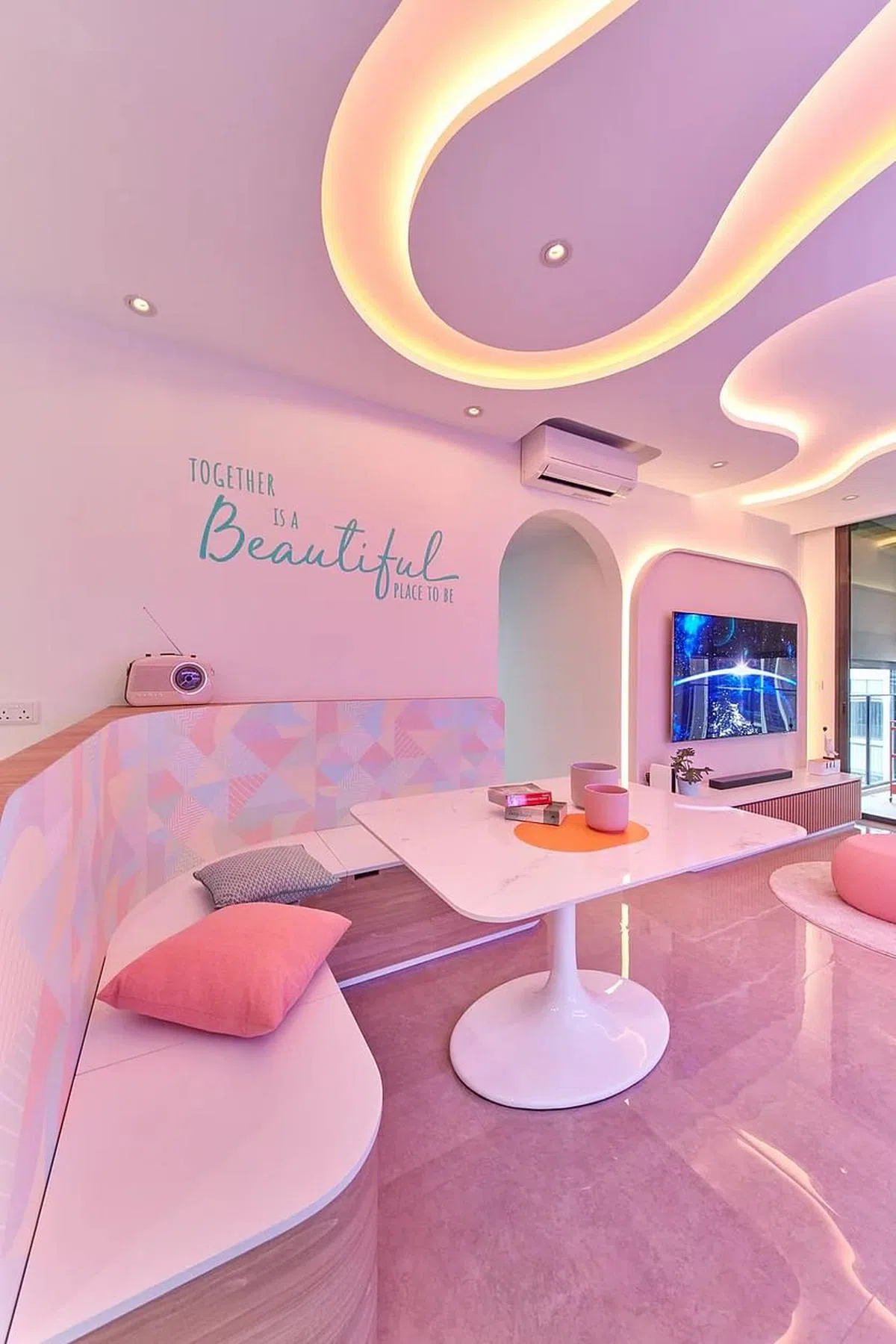 波浪形餐椅，搭配喇叭脚的餐桌。（Free Space Intent提供照片）