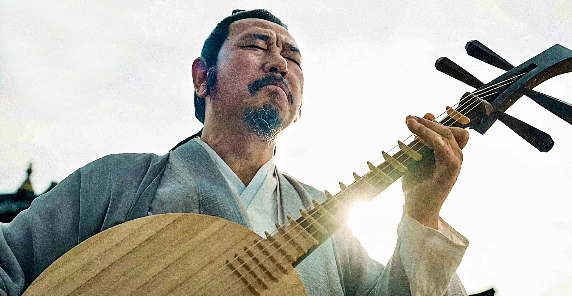 中阮大师冯满天在《庆余年2》出演一角，剧中他手持中阮，一边弹拨阮弦一边慷慨高歌。（取自庆余年官微）