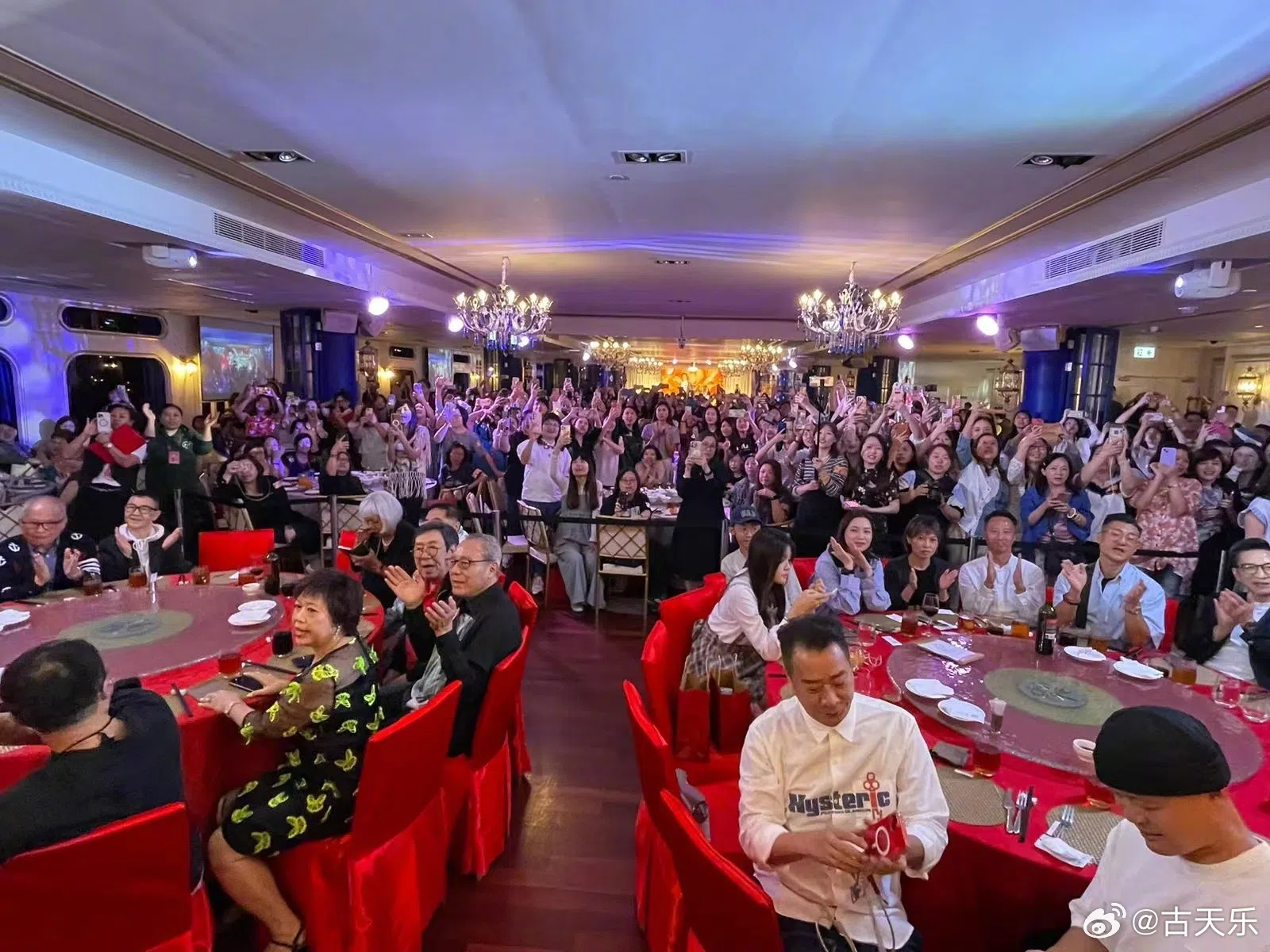古天乐生日宴上场面热闹。（取自古天乐微博）